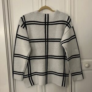 Elegant Checkered Women's Sweater - White and Black